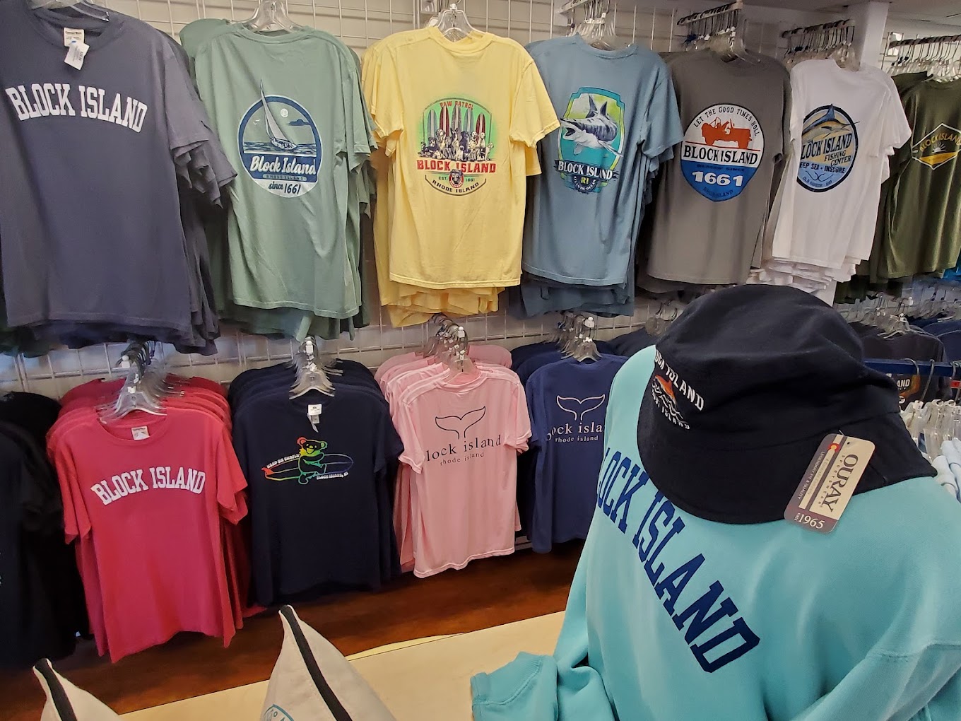 T-shiert in retail inventory shop