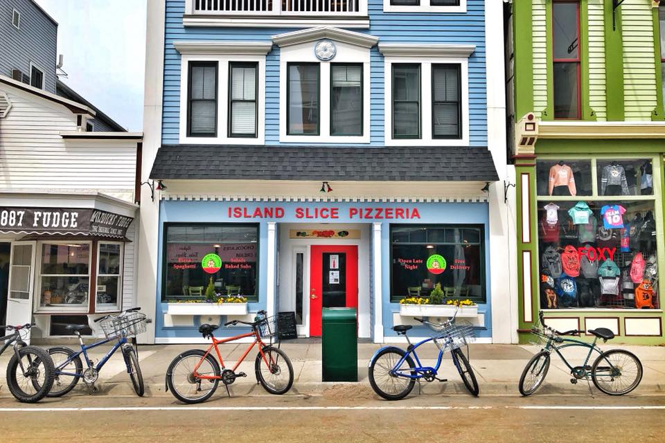 island-slice-pizza-outside